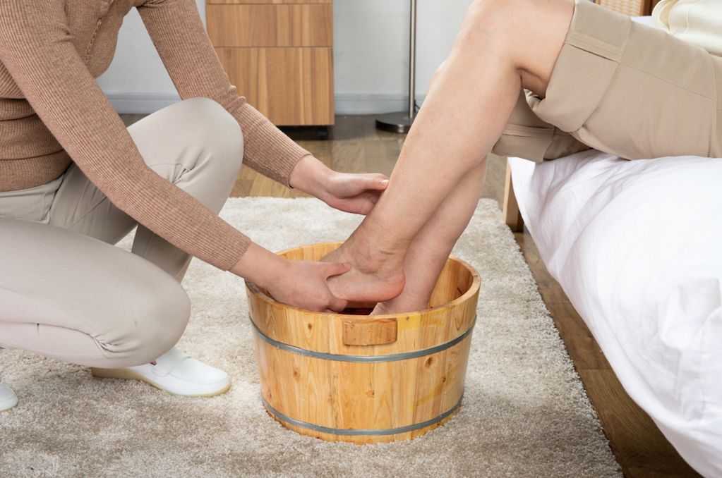 厦门男生自曝奶奶快不行了我下跪求女友帮奶奶洗脚她却死活不肯我要求