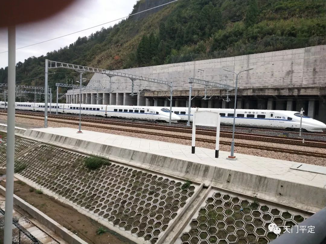 黔张常铁路试运行进行时禾家村站高铁与普铁共享的越行站