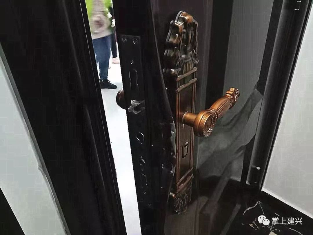 可恨南部一小偷撬门偷了两千多块钱的香肠腊肉和其他钱财