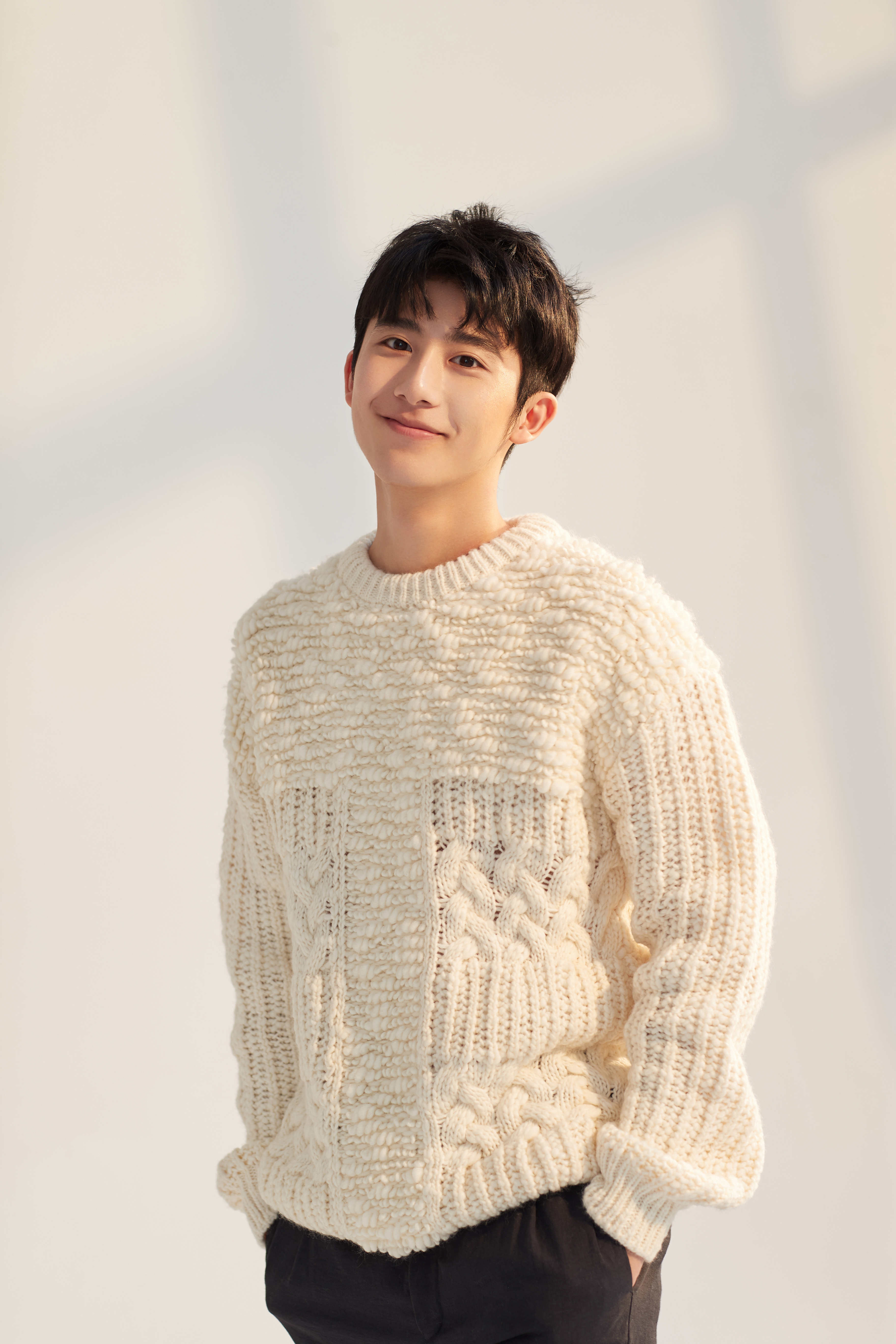 《闪光少女》男主郝富申首曝写真  甜暖笑容吸睛