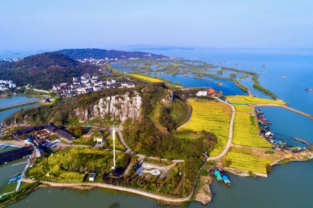 三山半落青山外一水中浮蓬莱洲苏州市吴中区三山村