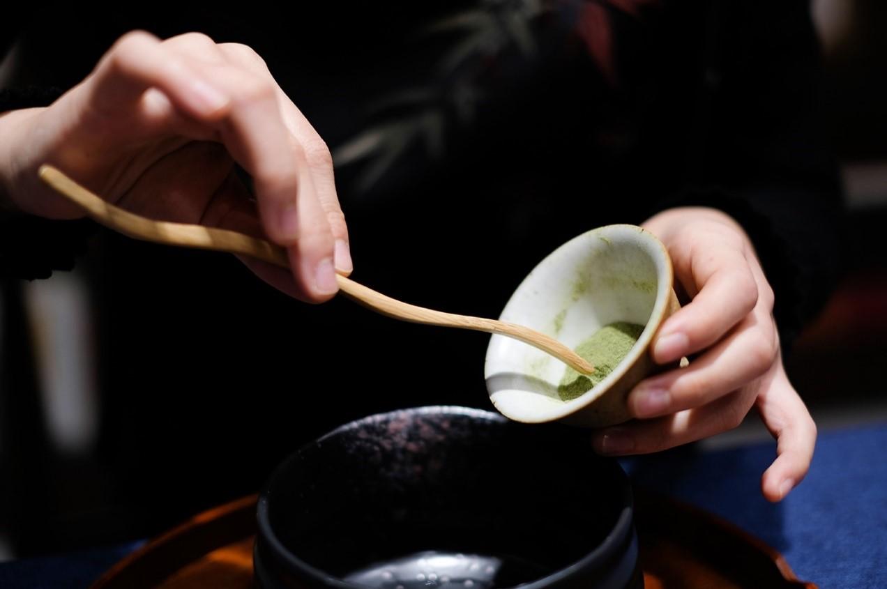 的关键,用茶匙或茶筅,茶筋等工具搅动茶汤,使之产生饽沫,乃至咬盏挂杯