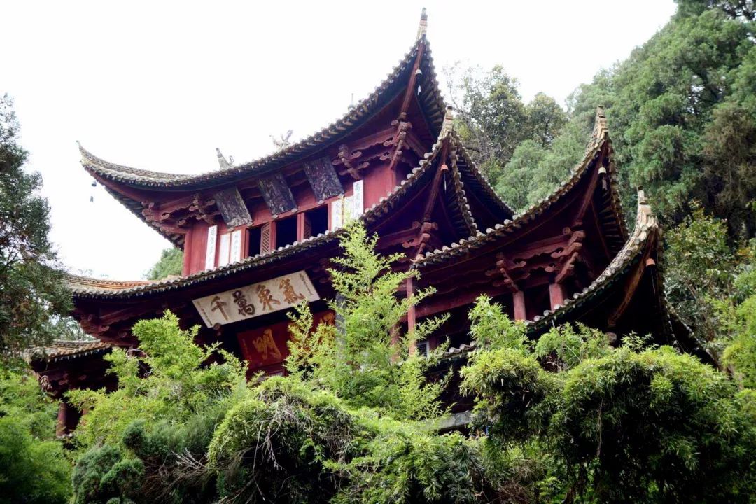 石屏秀山,以"秀"而出名,坐落在云南省红河州石屏县城西南方13公里的宝