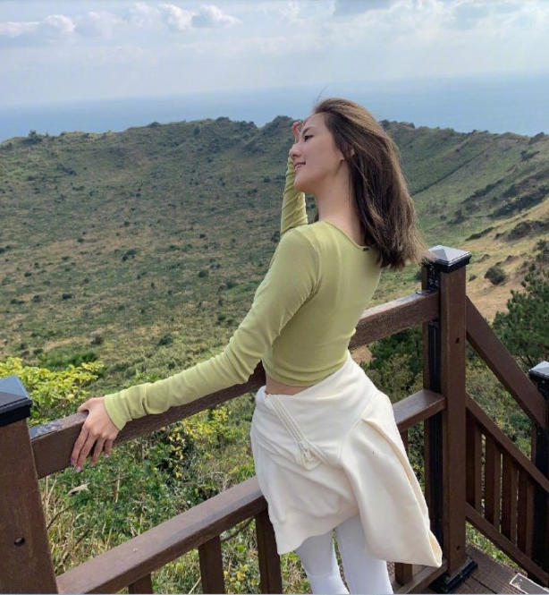 林峯前女友吴千语与闺蜜出游穿露脐装秀身材比美腿碾压两位闺蜜