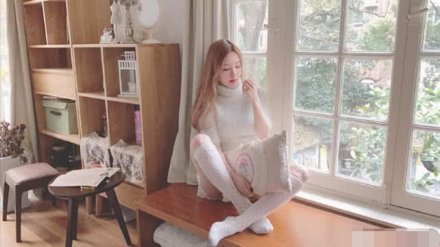 德杯即将开启rita大秀超美写真网友却评论脚太大