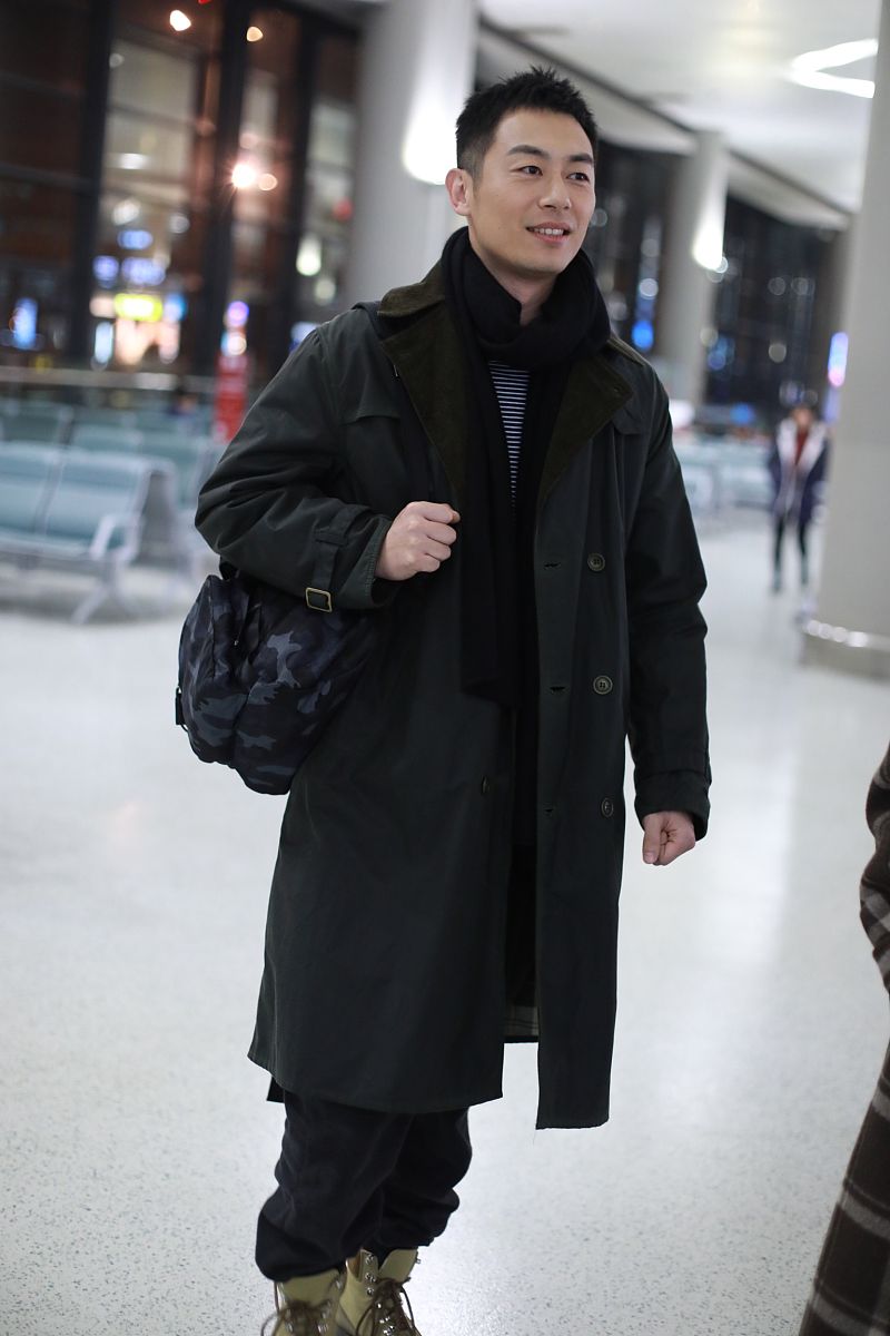 原创还"娘"吗?朱亚文全黑look现身机场,留干练短发凸显硬汉气质