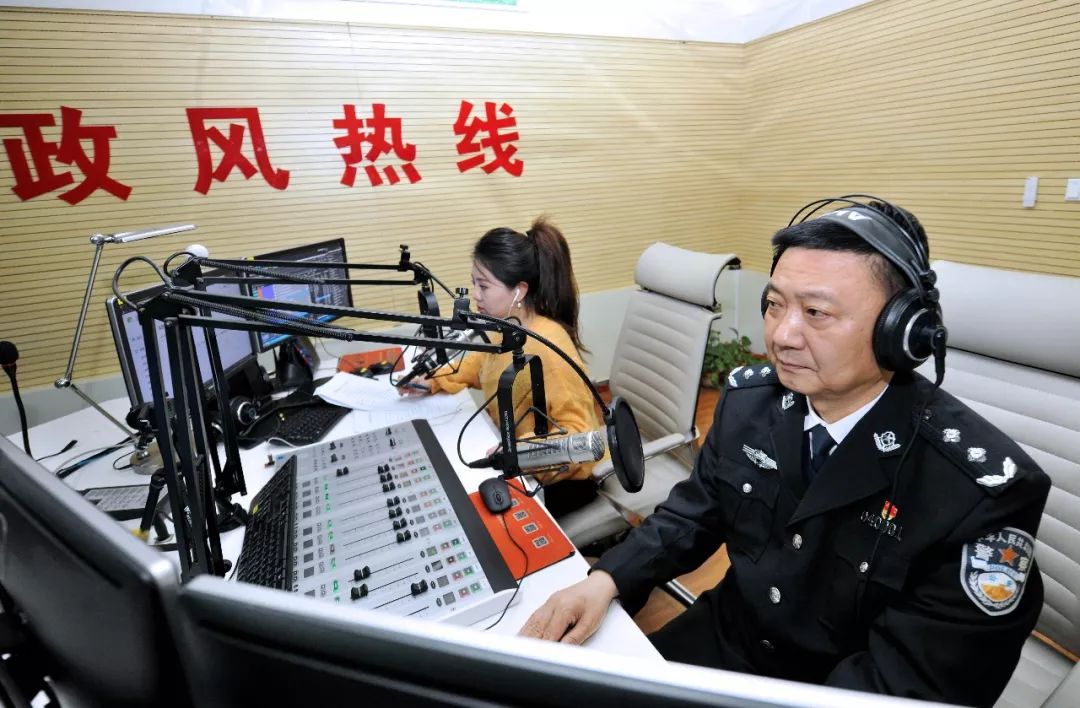 市政府副市长成文碧参加党风政风热线节目与广大听众互动交流