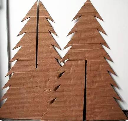 将两块纸板叠合起来,圣诞树的雏形就出来了~可以用上色或是用彩纸粘贴