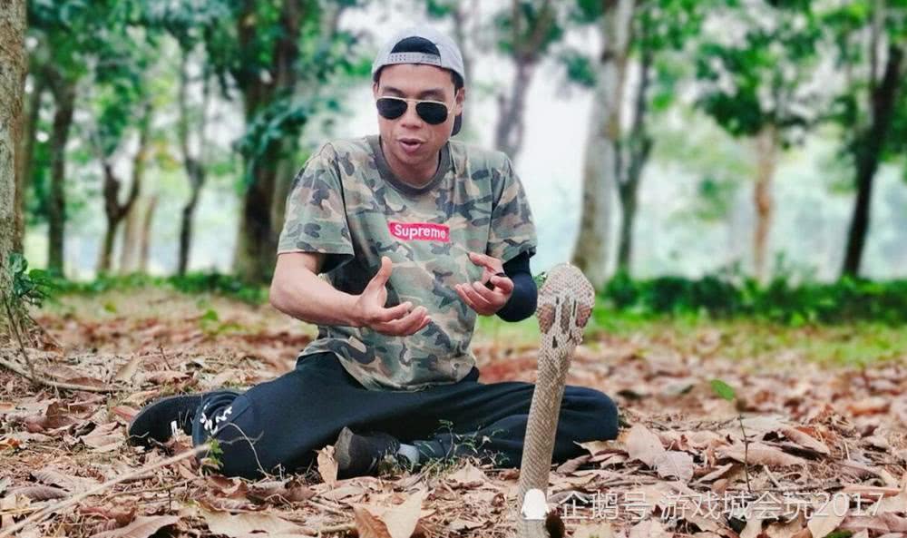 斗鱼知名主播蛇哥因发现闪鳞蛇惹出麻烦被质疑作假博取直播效果