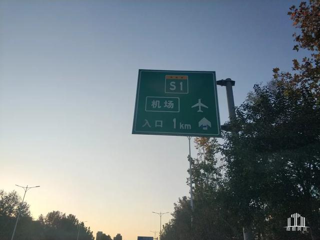 航海路上机场高速入口指示牌经开第三大街,连接黄河南路;经开第八大街