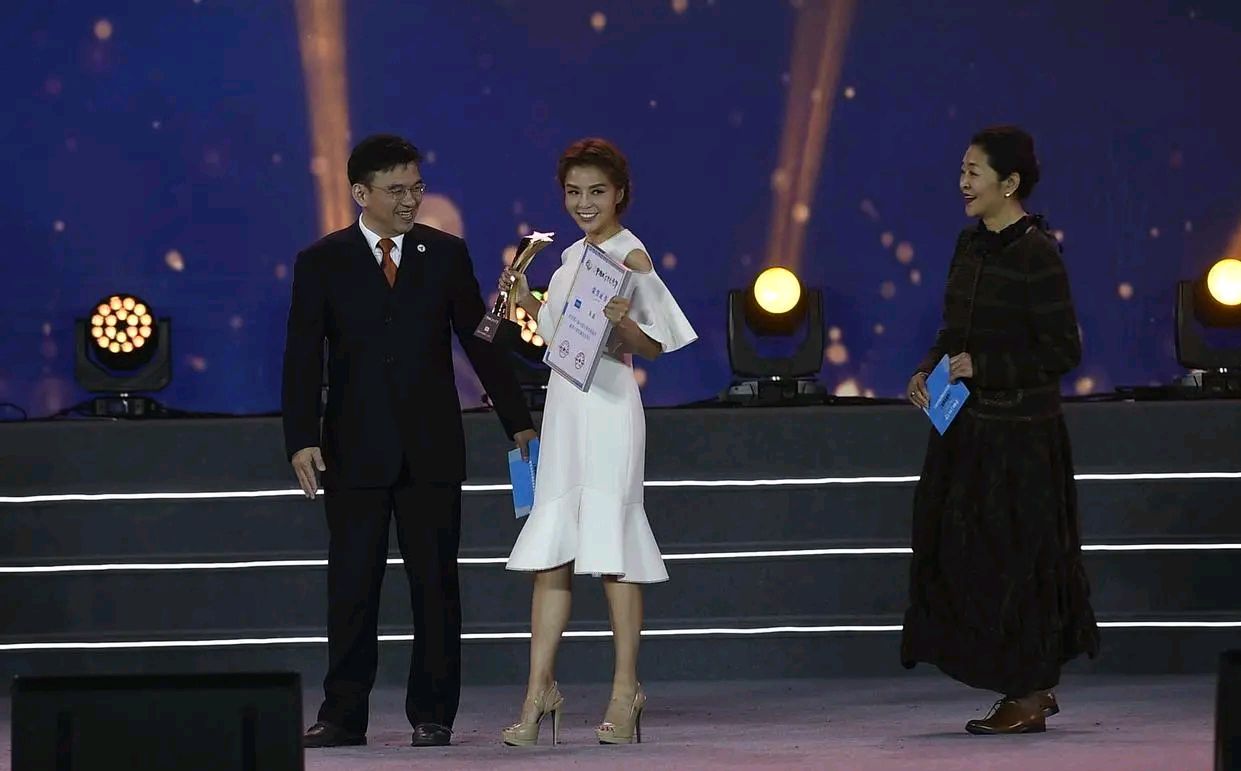 朱迅王志夫妇罕见公开同框,老婆获奖老公颁奖,这狗粮撒得光明正大