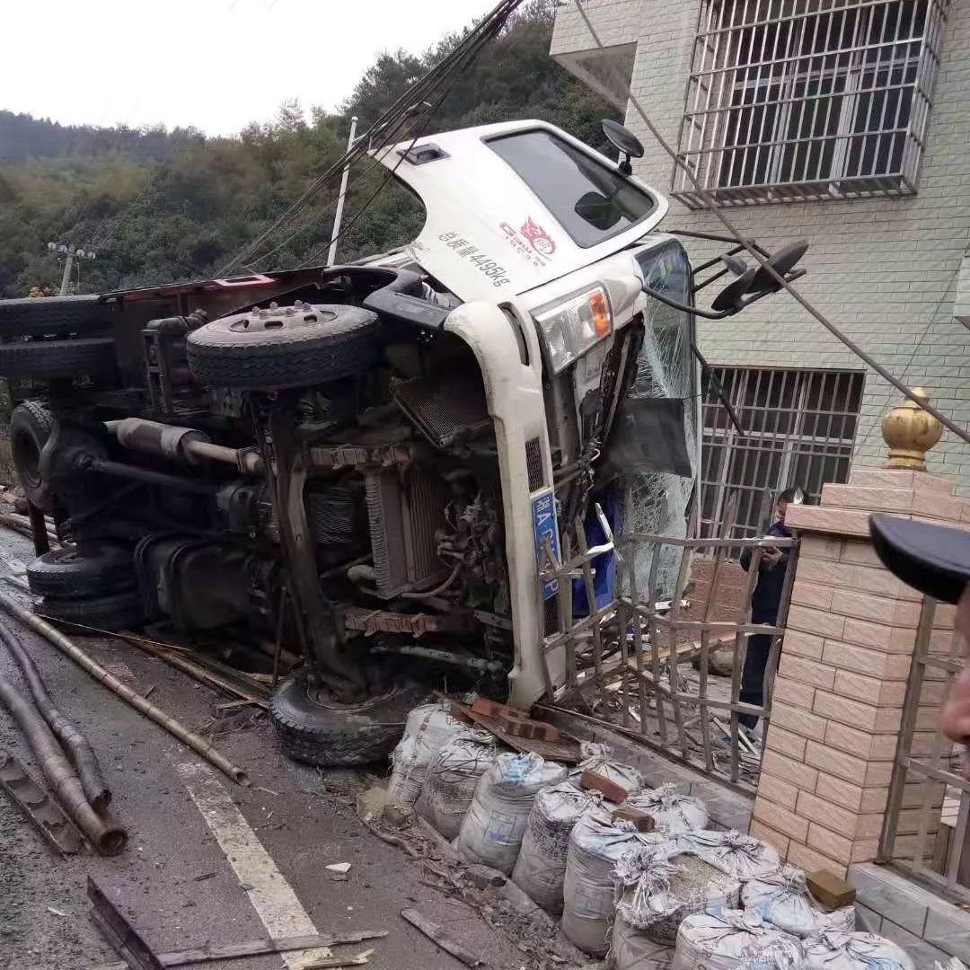 邵东佘田桥突发车祸!_路段