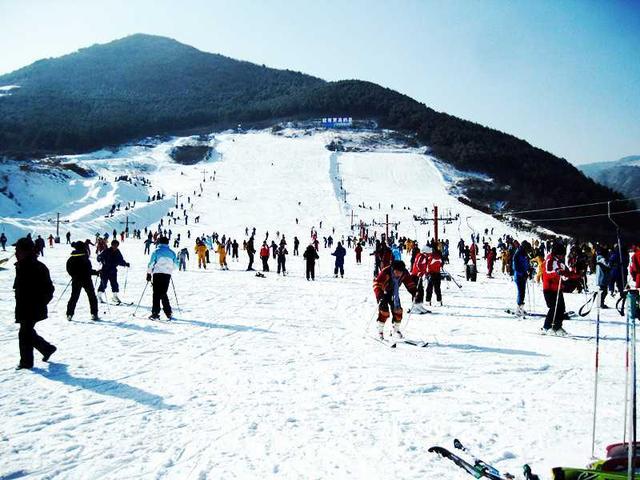 实际上,除了万安山滑雪场之外,洛阳还有好几个滑雪场,每一个都交通