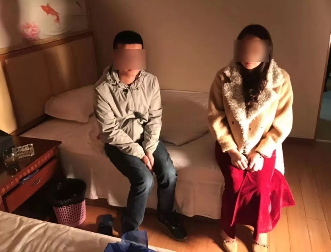 梅州抓获卖淫嫖娼24人宝华园附近有男子躺马路上救护车到达现场