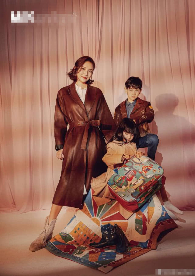 杨烁妻子携儿女拍写真大片全家高颜值哥像王子妹像洋娃娃