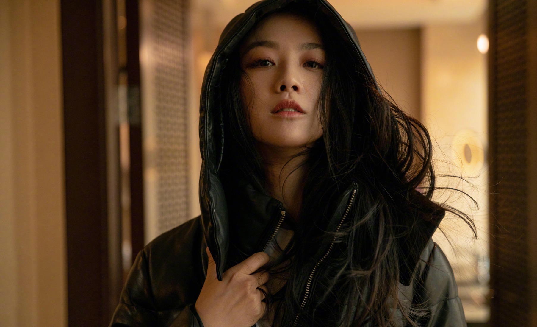 原创汤唯终于瘦了!全白造型高级简约,宽肩大骨架的缺陷被完美隐藏