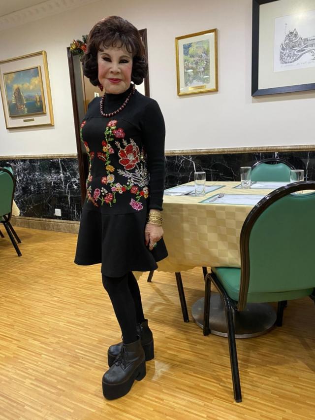 原创87岁黄夏蕙与丈夫甜蜜庆结婚36年当众拥吻,婚后长年分居恩爱如初