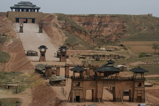 的匈奴,而匈奴隔三差五地来边境骚扰,所以秦直道的使用频率是非常高的