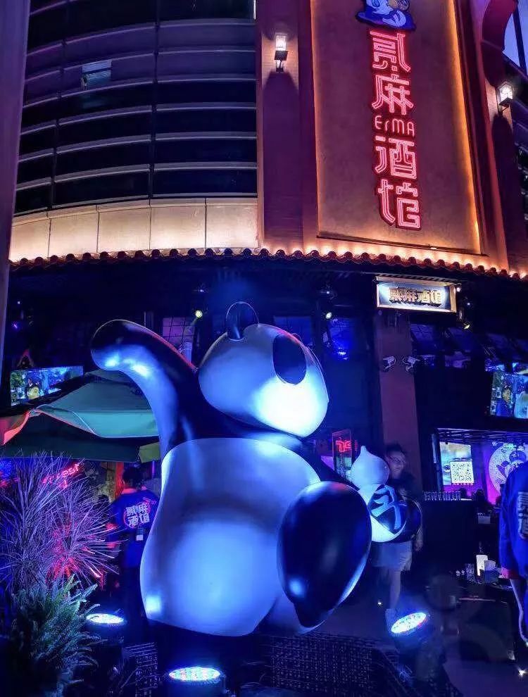 火爆成都的贰麻酒馆来了凌晨两点还排队啥情况