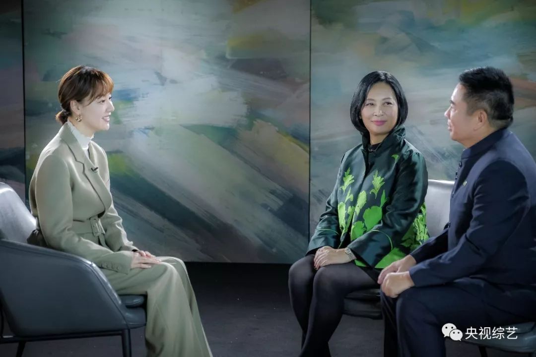 访谈以伍迅波夫妇为主讲人,分别从"少年进澳","奋斗不止","与子偕老"