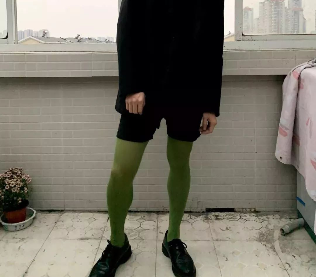 女生冬天穿一条肉色裤袜不冷吗我们找男生试了一下