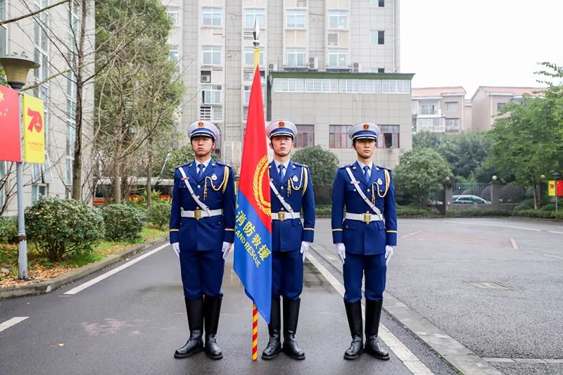 泸州支队举行2019年第二批新入职消防员欢送仪式