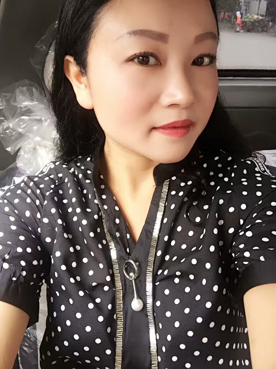 80后美女钟情家具美容 爱自拍发朋友圈(图)