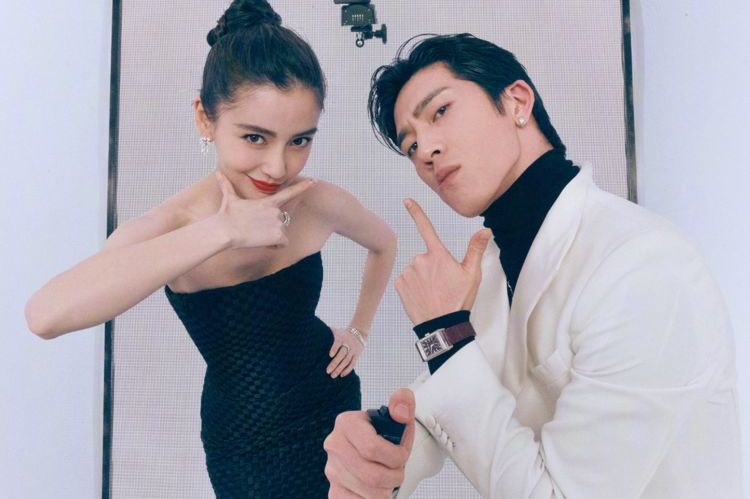 杨颖井柏然相识十年发博纪念,看两人合照的表情,关系好坏很明显