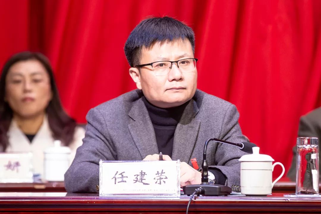 党工委副书记,办事处主任潘慧敏向大会作社区工作报告.