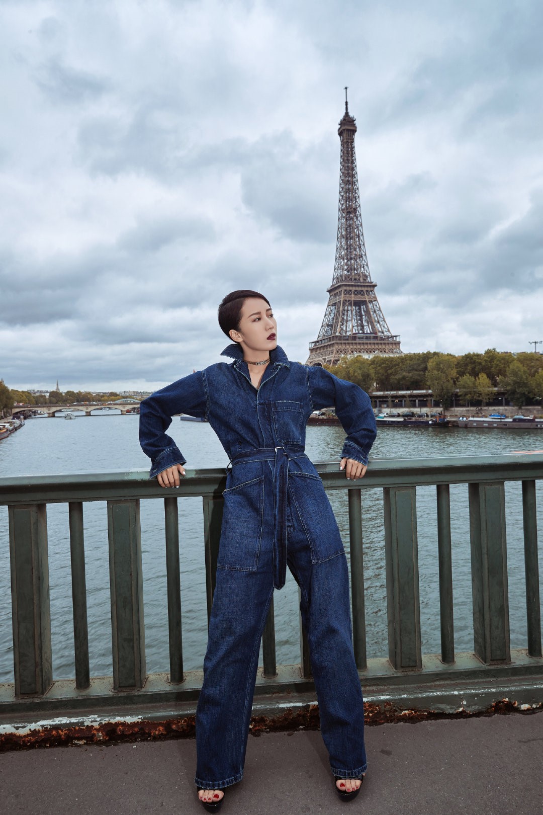 李念真大胆穿黑色职业装搭配黑色复古口红是惊艳还是惊吓