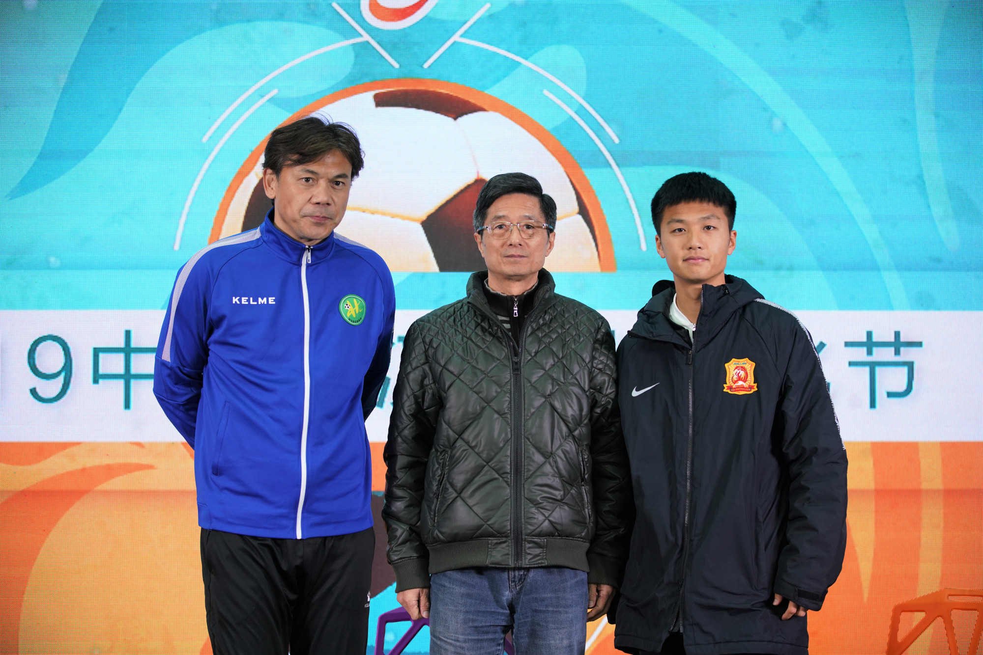 蔡晟,刘云作为老中青三代球员代表,现场与球迷一起畅谈湖北武汉足球