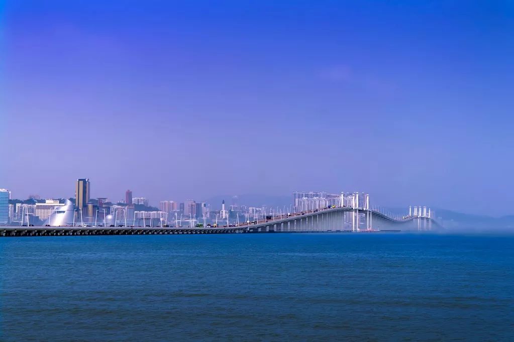 港珠澳大桥▼登上338米的澳门塔,整座海上花园尽收眼底.