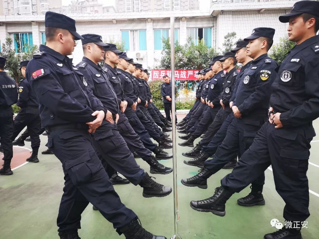 局特(巡)警支队表演匕首操坚定不移敢打敢拼遵义特警练就"尖刀""铁拳