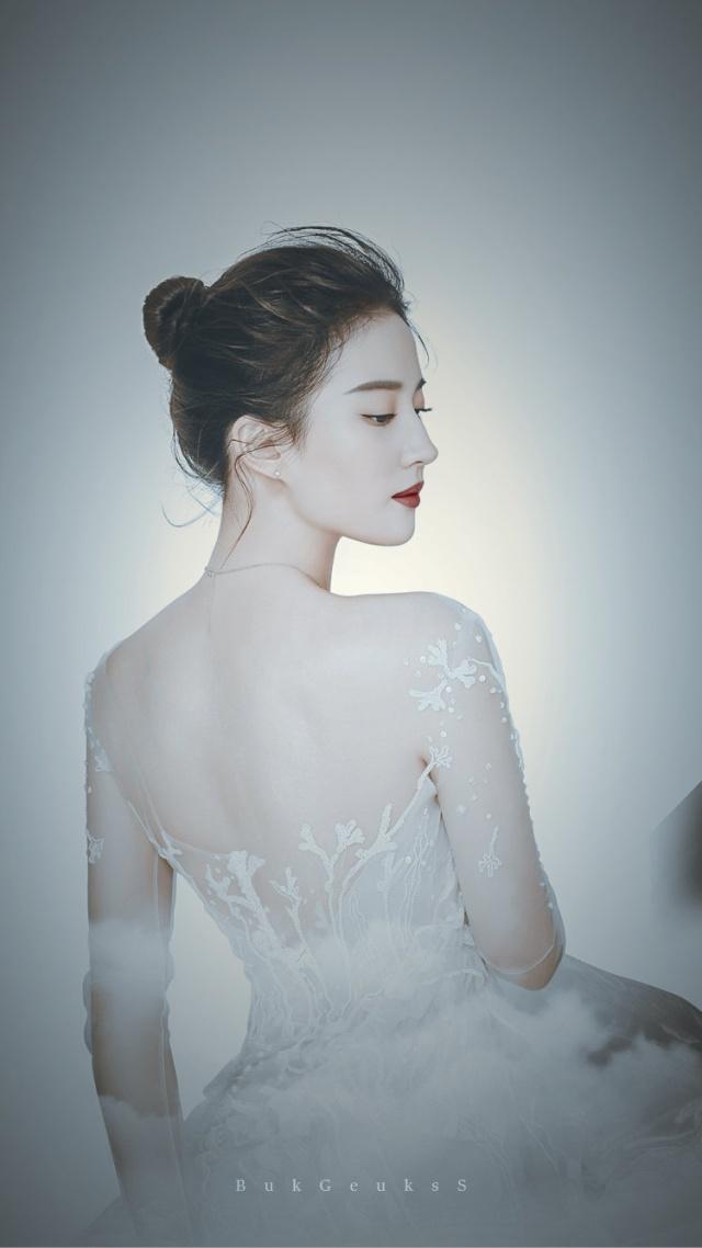 原创一向能遮就遮的刘亦菲这次舍得露背了美得像人鱼公主