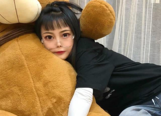 原创顾茜茜不愧是社会大佬,镜头前秀"魔鬼指甲",却被脚上袜子抢镜