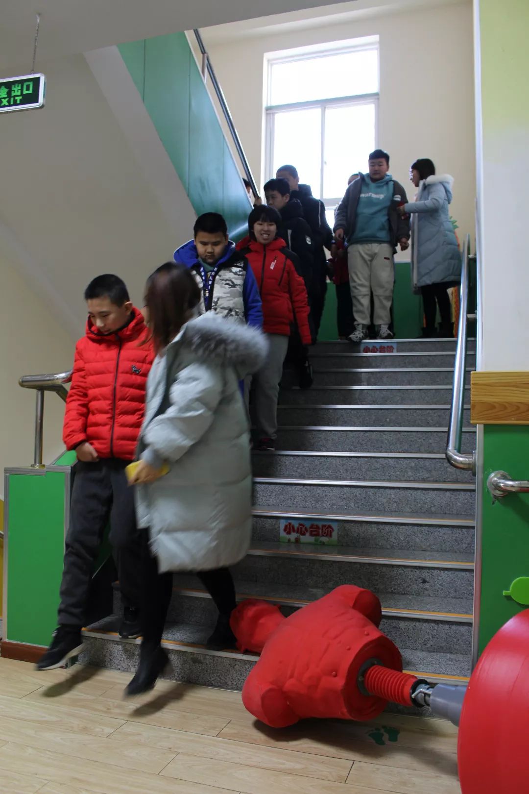 防踩踏筑安全青岛仁爱学校开展防踩踏安全疏散演练活动