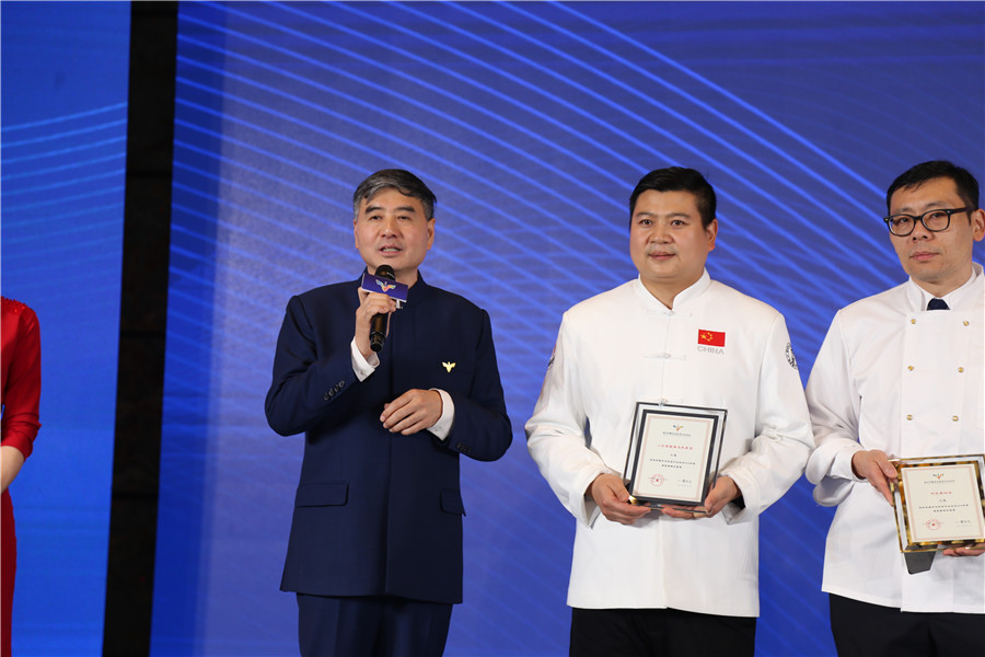 亲自担任菜品制作总负责人,阿五黄河大鲤鱼总经理李保军先生担任统筹