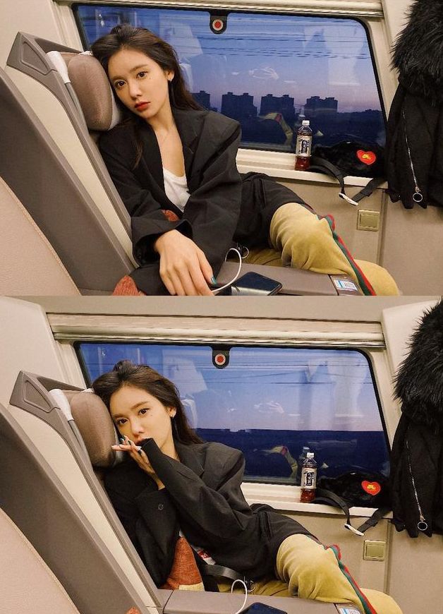 女主播美娜微博晒自己与陈冠希合影动图左手的动作亮了
