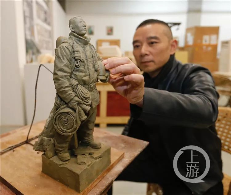 祝贺| 焦兴涛在杂物间里完成的柏木雕塑《烈焰青春》,获得中国美术最