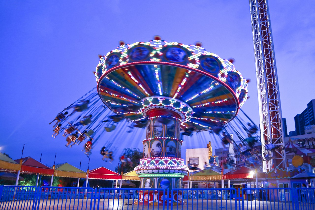 武汉欢乐谷奇幻灯光节圣诞启幕 五大光影奇境为你点亮欢乐新年