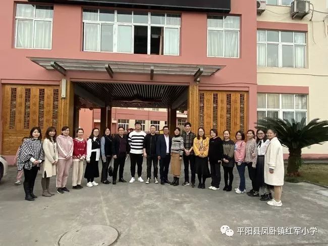 ",在闹村乡中心小学老师徐登丽的引导下,凤卧红军小学四年