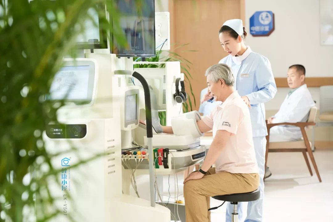 7问融创医疗康养牌