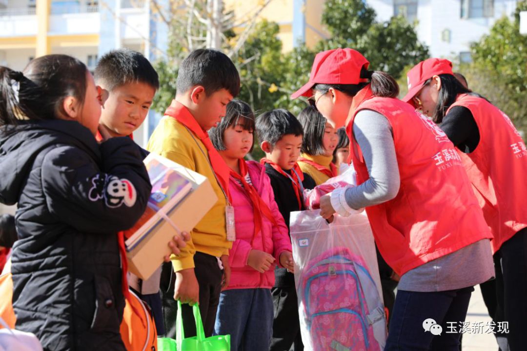 到"微心愿"礼物后中一次次传来翠峰中心小学的校园在江川区江城镇近日