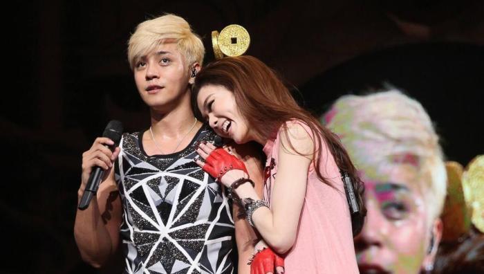 替父还债反被父亲曝未婚产子,导致前途尽毁,今44岁像25岁_谢金燕