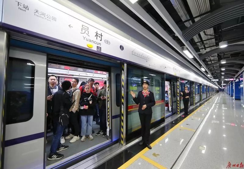 广州21号线今日通车下站台有音乐楼梯