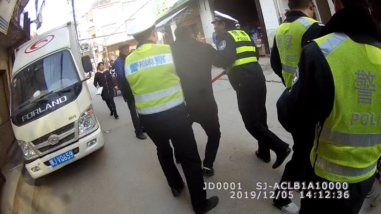黄梅县公安局孔垄派出所组织民警,辅警在辖区组织开展查处酒驾专项