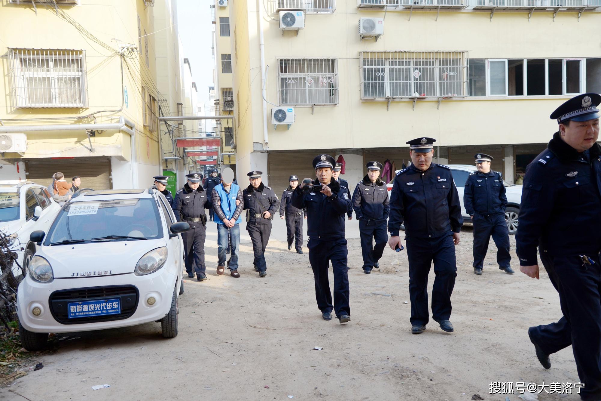 凤翔银楼金店门口的街道上警灯闪烁,洛宁县公安局40余名民警武装警戒