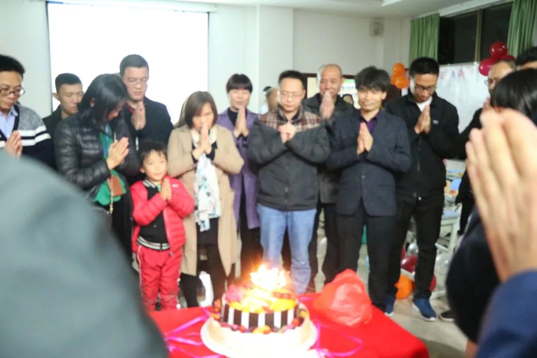 集体庆生温馨美好