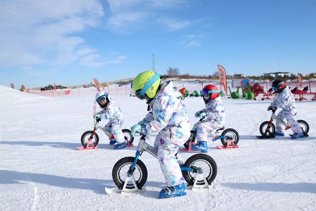 超级雪圈打卡万龙娱雪乐园尽情享受冰雪梦幻之旅宛如初见,优享自助