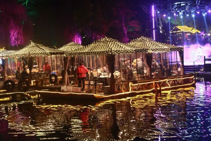 新都天府沸腾小镇来了一群知乎大v还有火锅音乐嘉年华